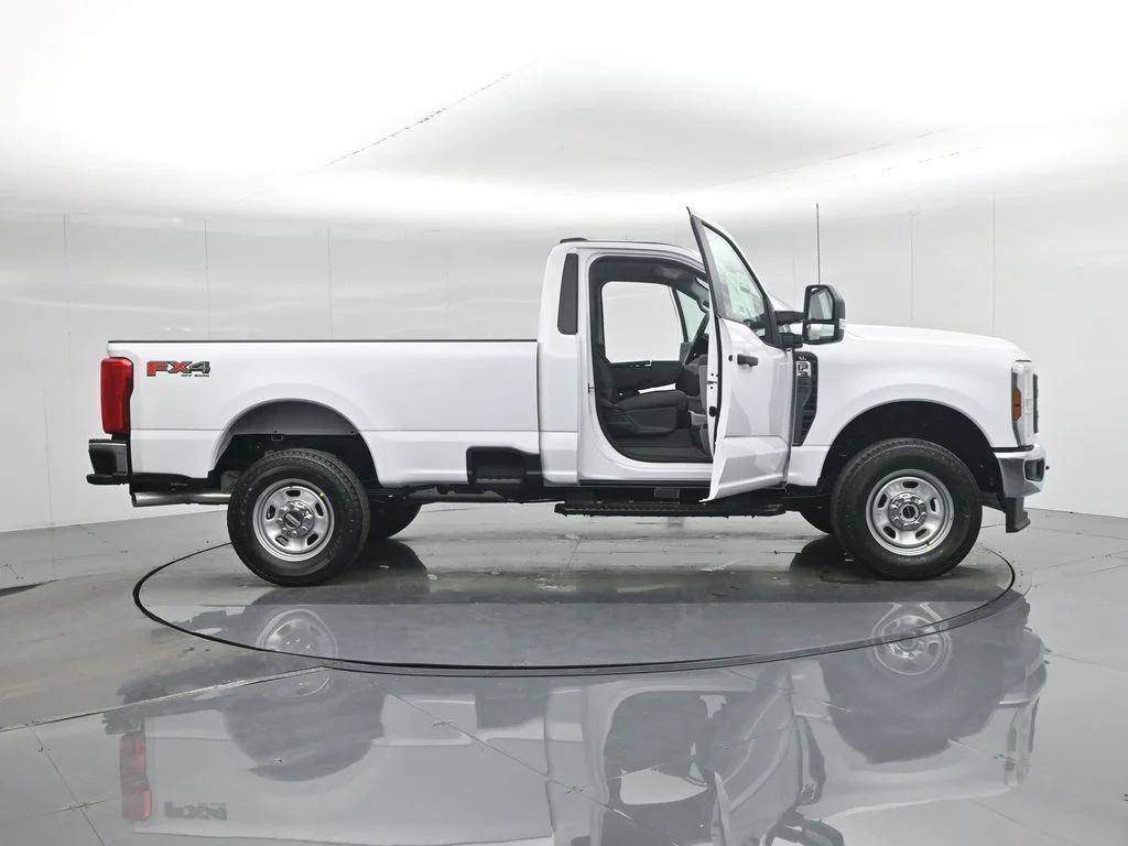 New 2026 Oxford White Ford XL image 4
