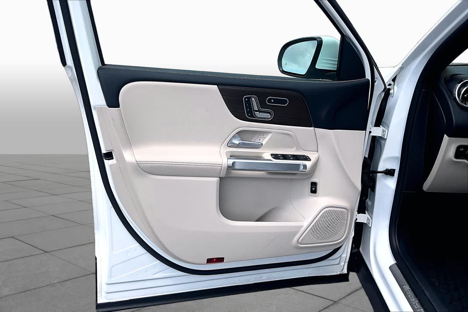 Used 2025 Polar White Mercedes-Benz GLB 250 image 22