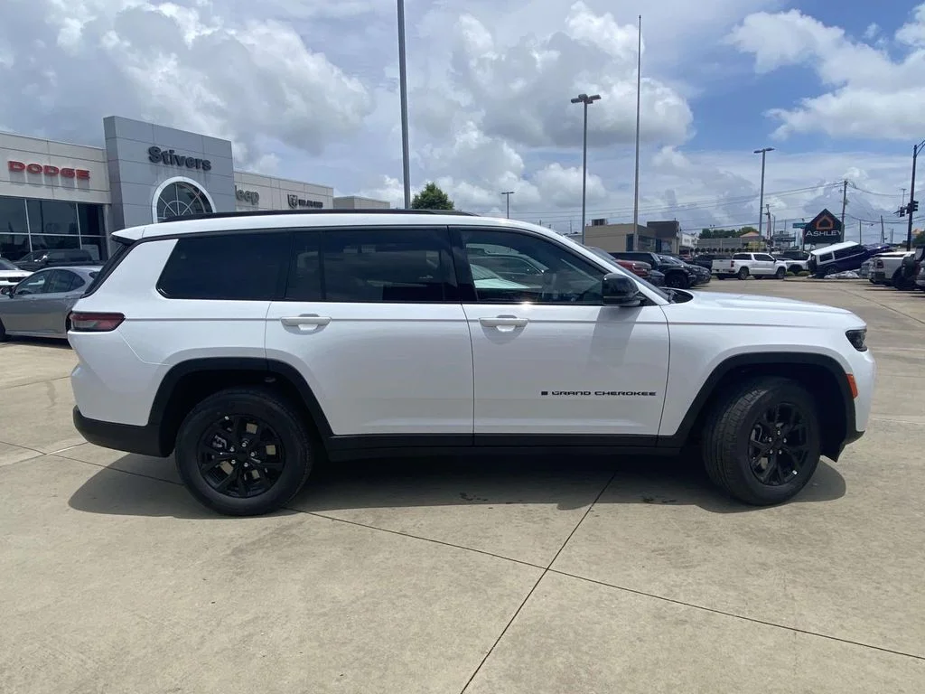 New 2026 Bright White Clear-Coat Exterior Paint Jeep Laredo Altitude image 7