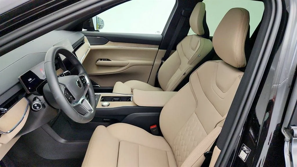 Used 2025 Onyx Black Metallic Volvo Twin Motor Performance Plus 6-Seater w/ Panoramic Roof image 13