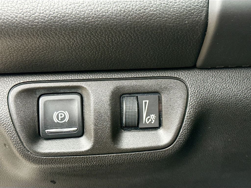 Used 2017 White Frost Tricoat GMC Denali image 10