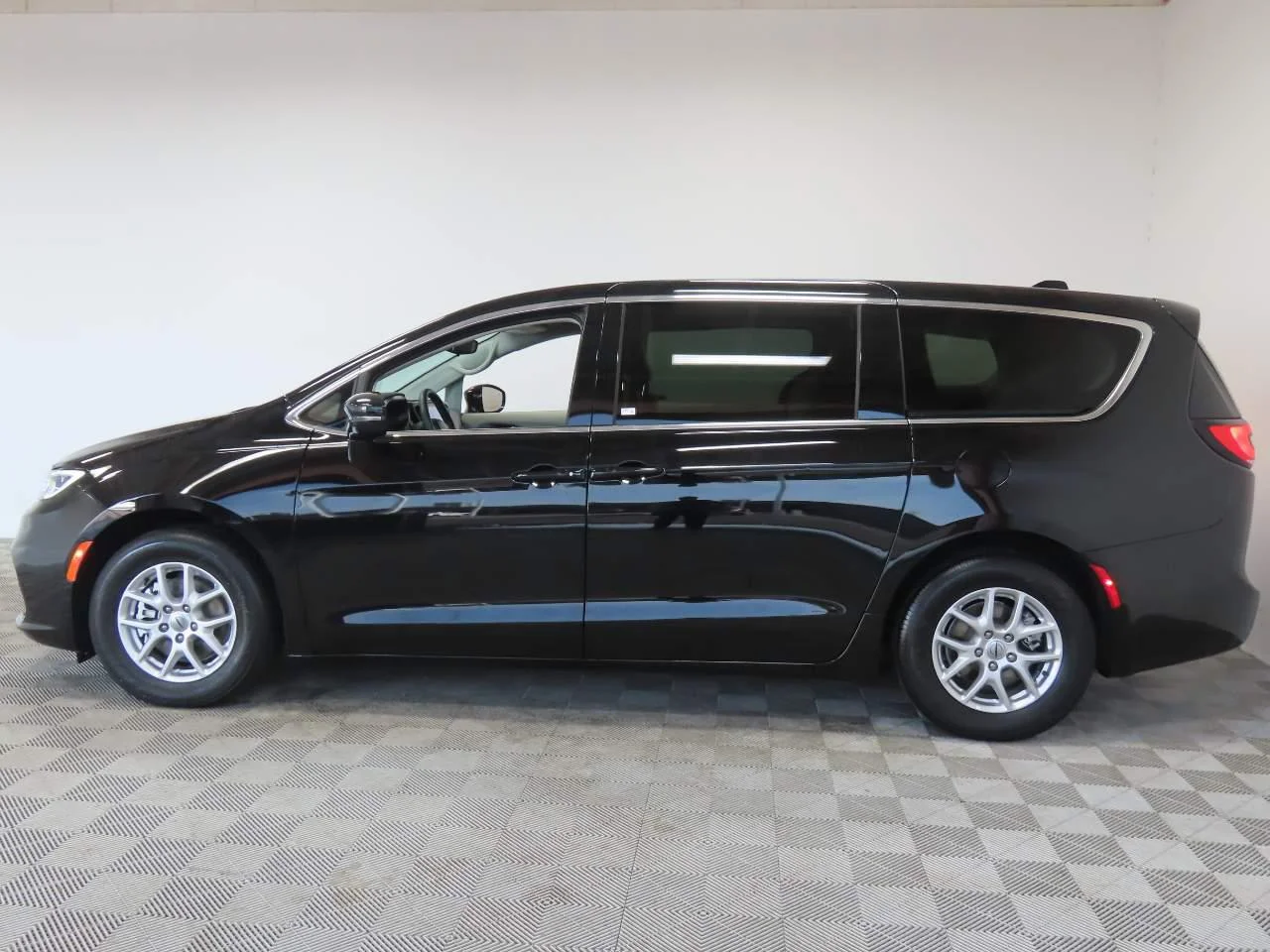 Used 2024  Chrysler Touring L image 5