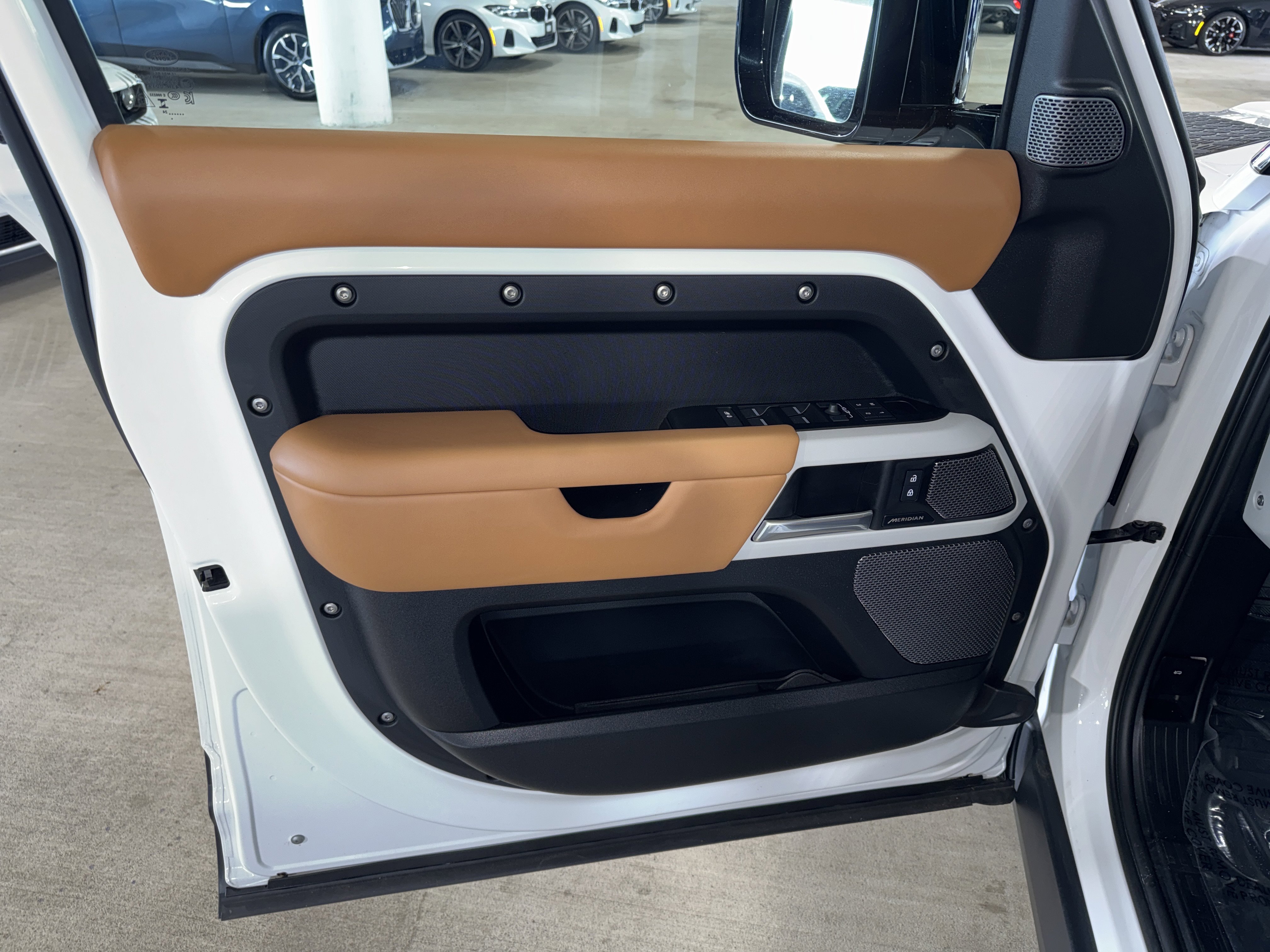 Used 2024 Fuji White Land Rover SE image 17