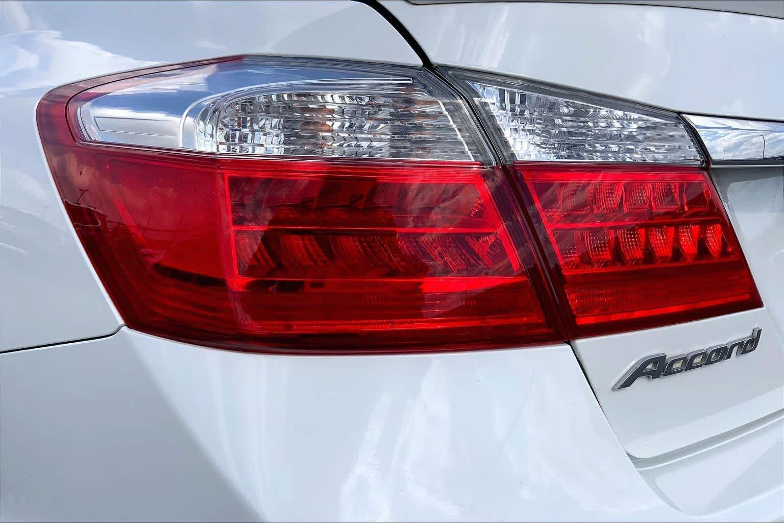 Used 2013 White Orchid Pearl Honda Touring image 28