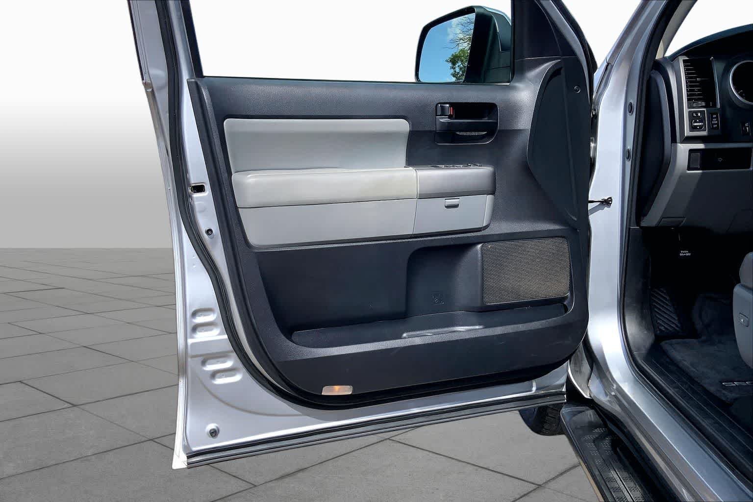Used 2017 Silver Sky Metallic Toyota SR5 image 22