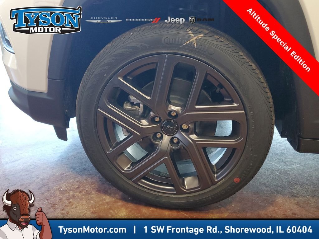 New 2026 Bright White Clear-Coat Exterior Paint Jeep Latitude image 7