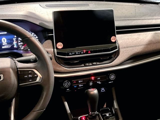 Used 2024 Silver Jeep Latitude image 6