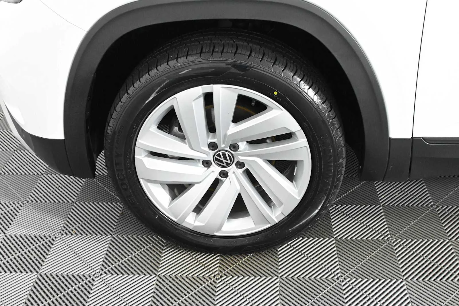 Certified Used 2022 Pure White Volkswagen 3.6L V6 SE w/Technology image 28