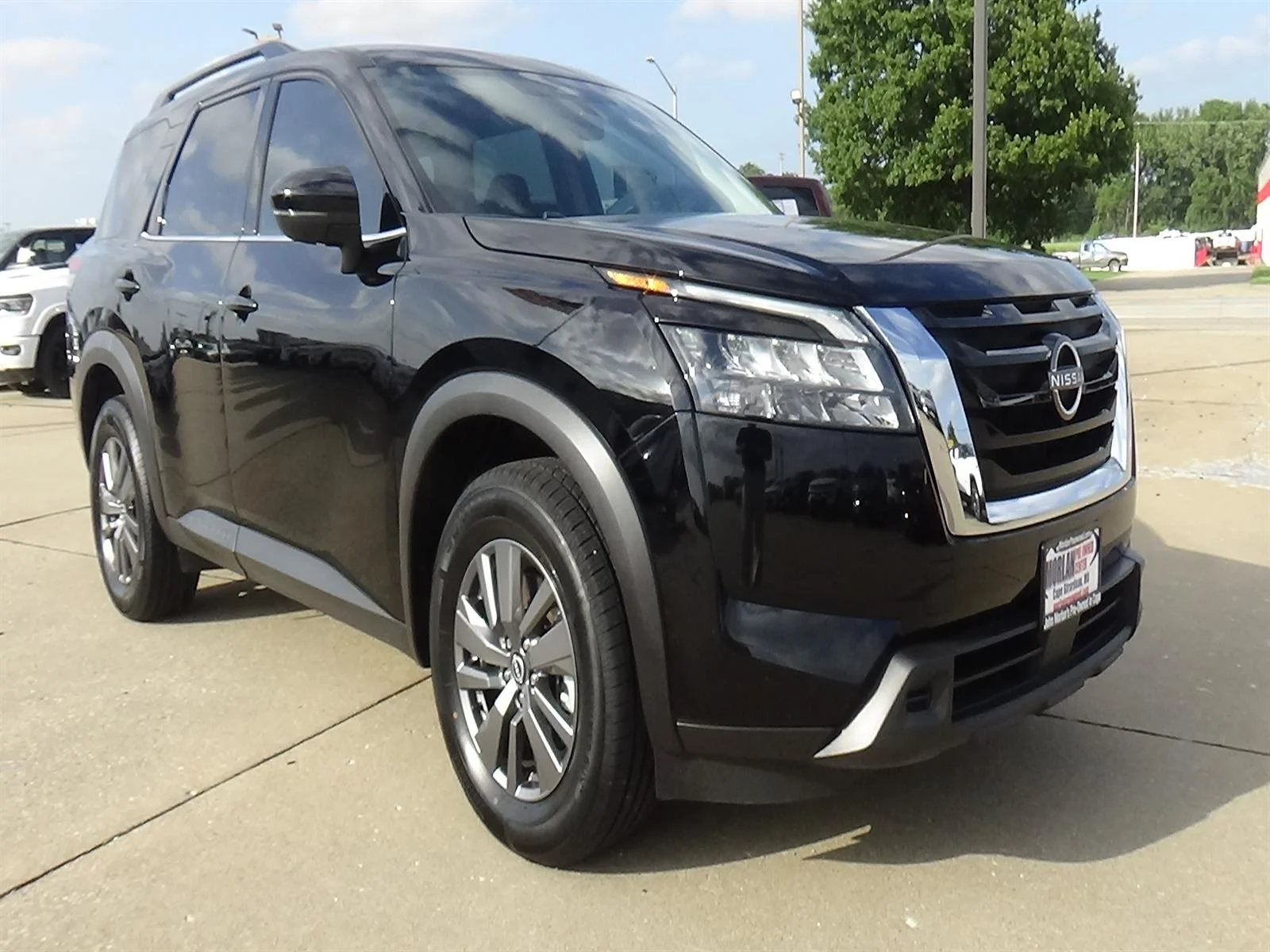 Used 2025 Super Black (kh3) Nissan SV image 4