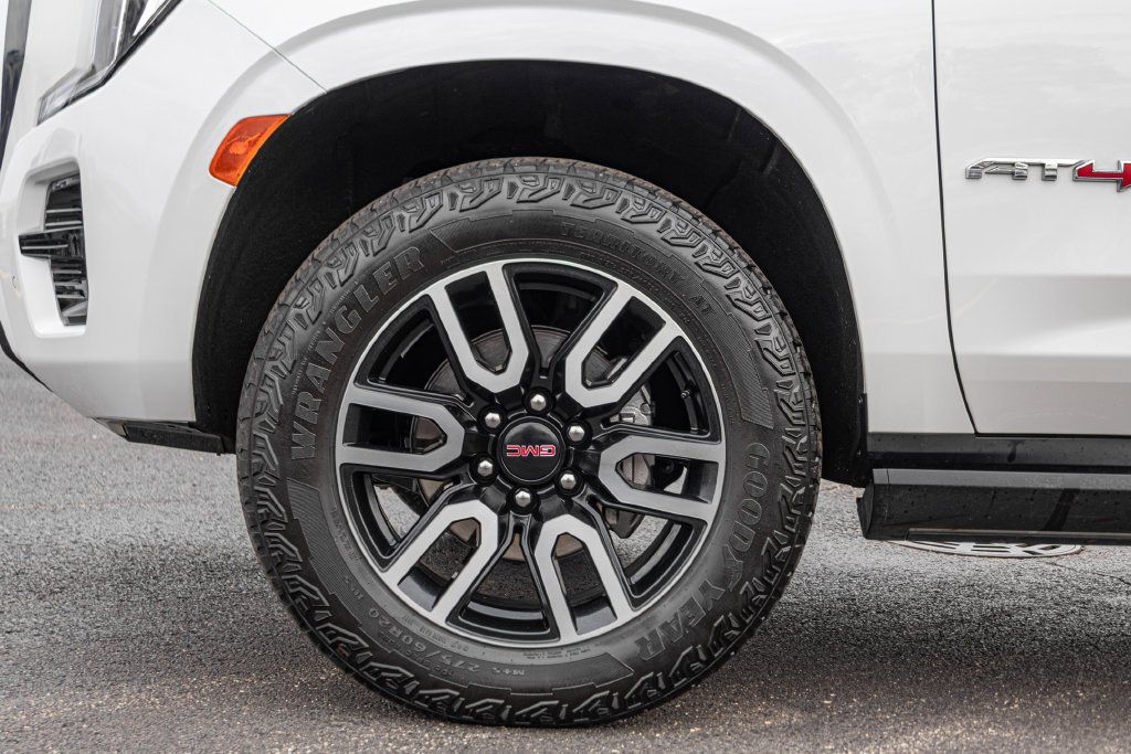 Used 2023 White GMC AT4 image 41