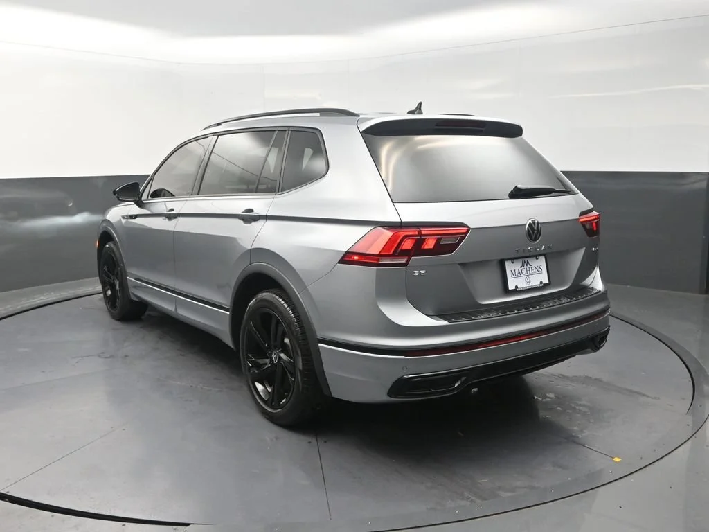 Used 2024  Volkswagen 2.0T SE R-Line Black image 8