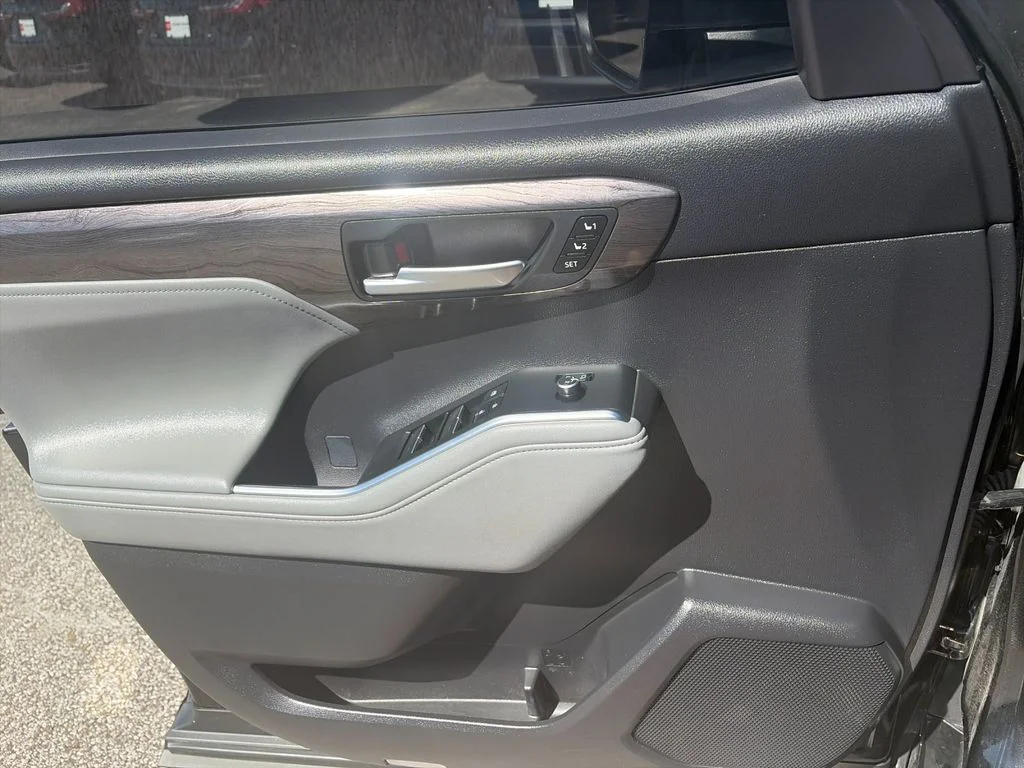 Used 2025 Black Toyota Platinum image 12