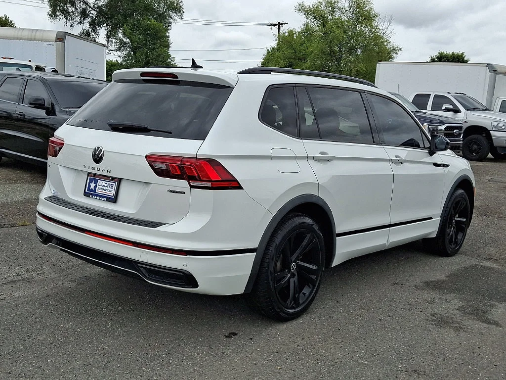 Used 2023  Volkswagen SE R-Line Black image 12