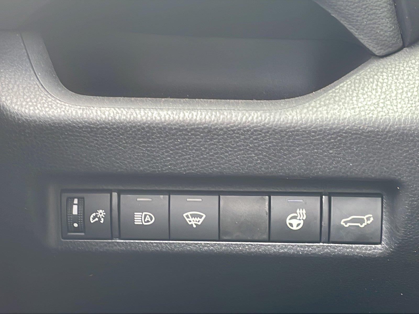 Used 2021 Super White Toyota Hybrid XLE image 13
