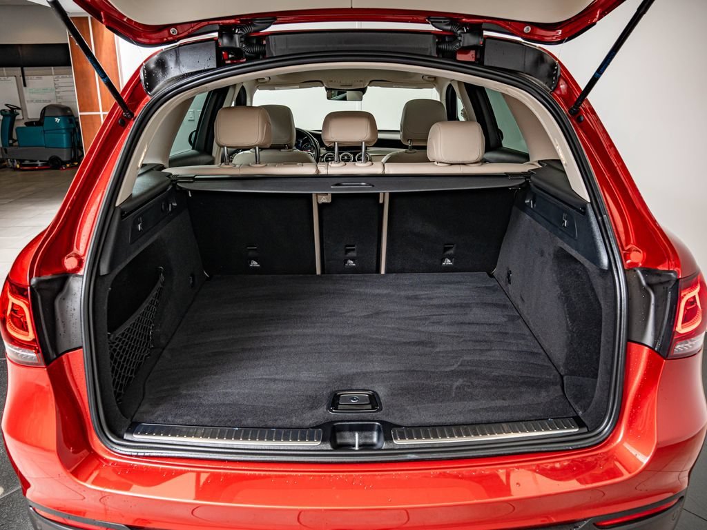 Used 2022 Manufaktur Cardinal Red Metallic Mercedes-Benz GLC 300 image 37