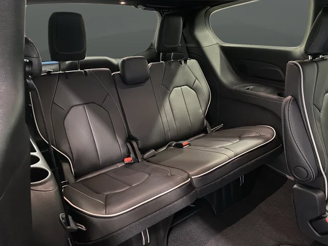 New 2026 Diamond Black Crystal Pearl-Coat Exterior Paint Chrysler Limited image 35