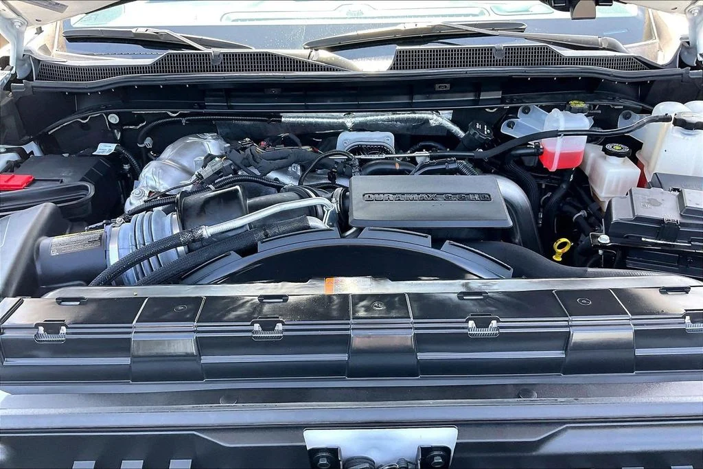 Used 2025 White Chevrolet Custom image 31
