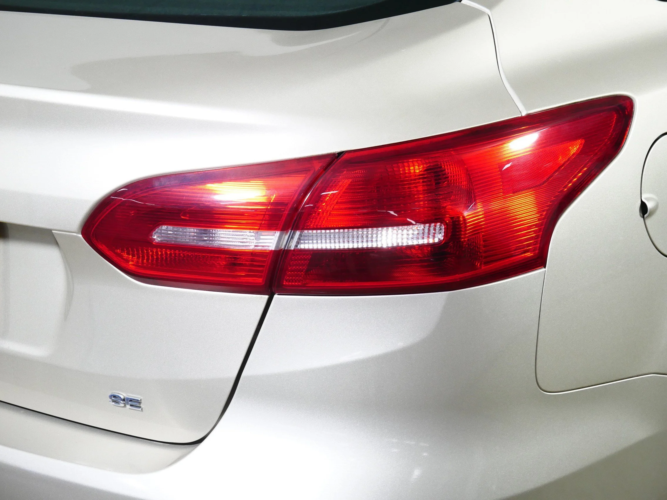 Used 2017 White Gold Metallic Ford SE image 17