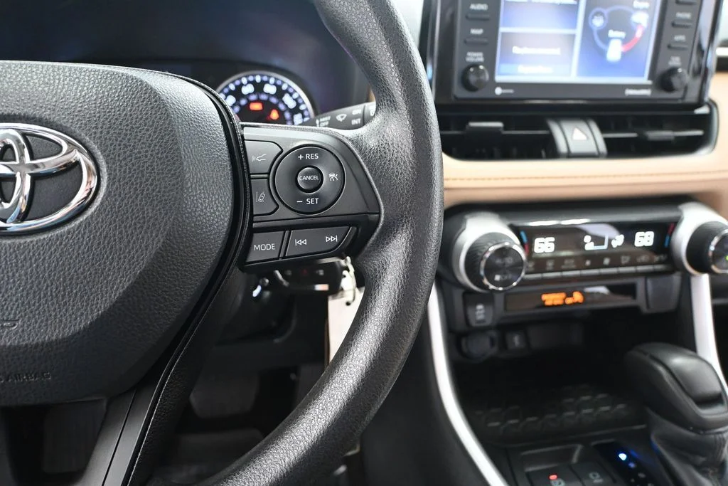 2022 Toyota RAV4 LE - Photo 28