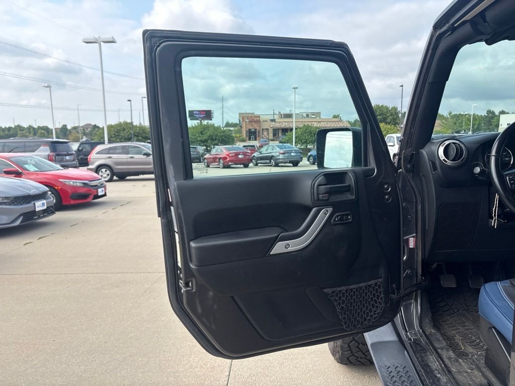 Used 2017 Granite Crystal Metallic Clearcoat Jeep Sahara image 9