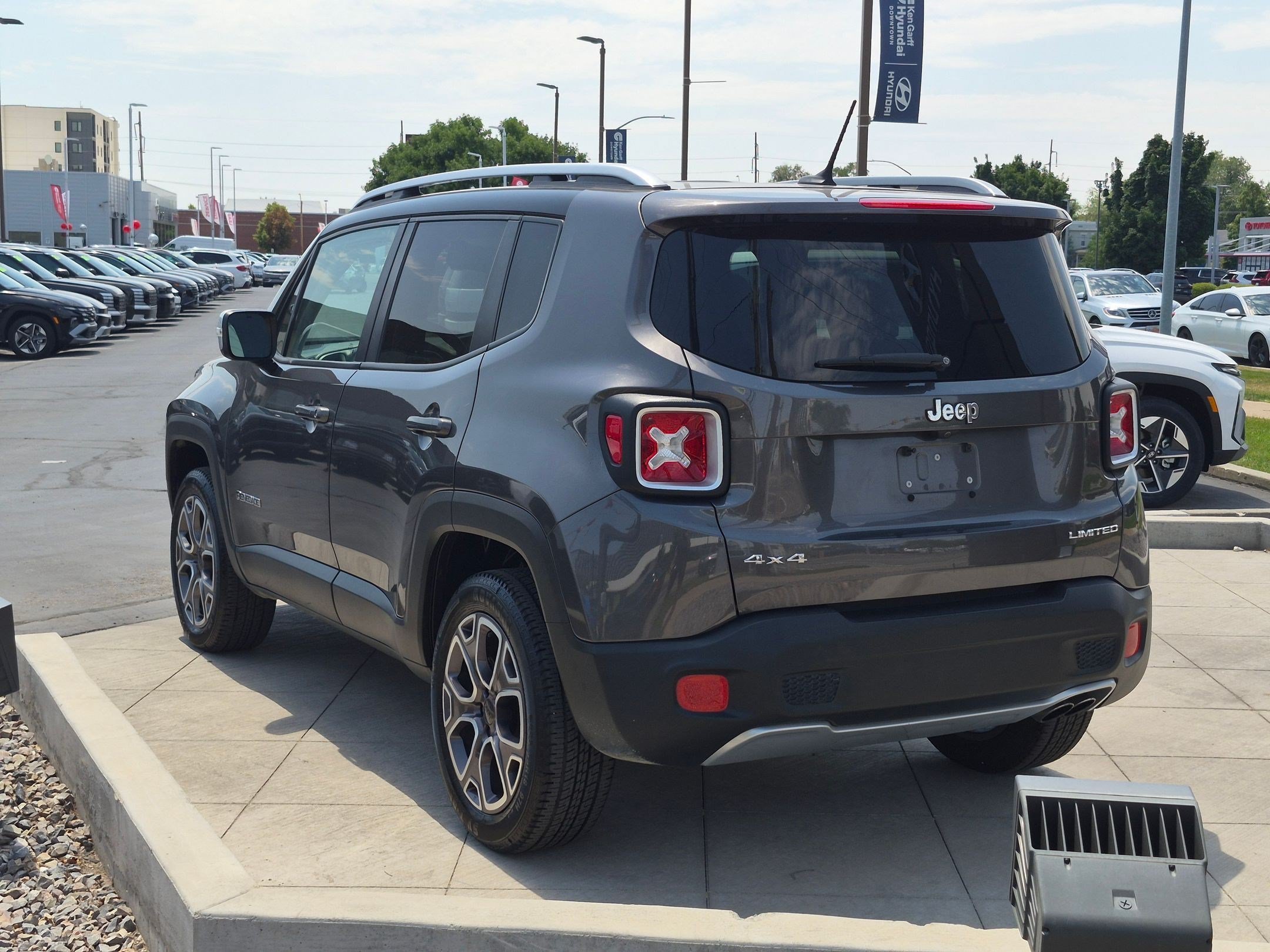 Used 2017 Granite Crystal Metallic Clearcoat Jeep Limited image 5