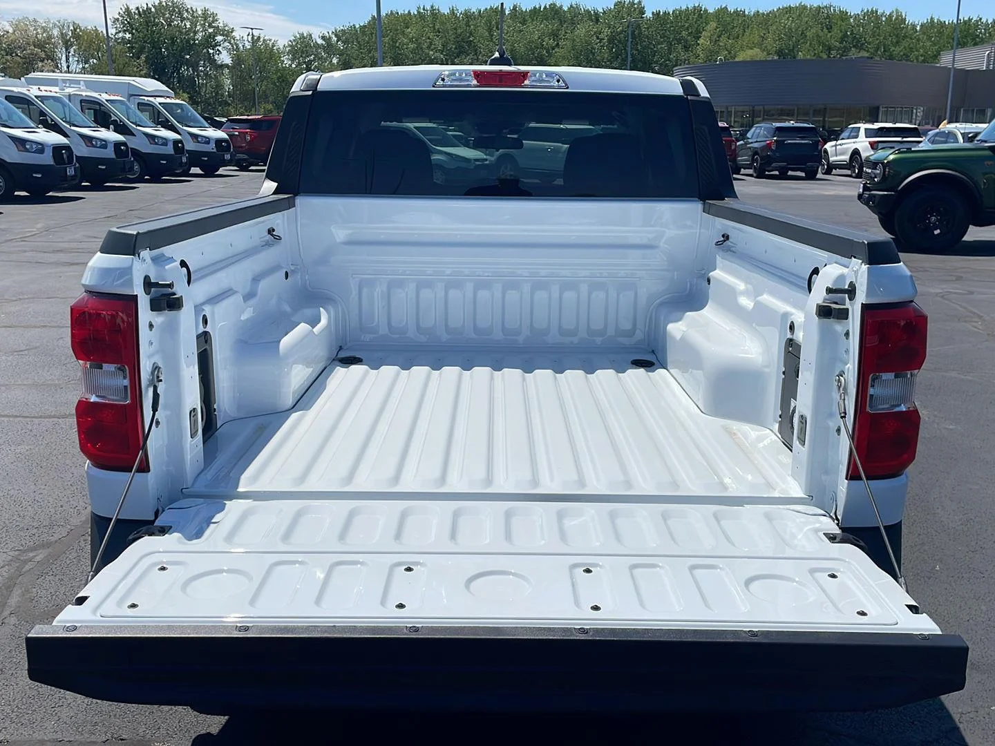 New 2026 Oxford White Ford XLT image 5