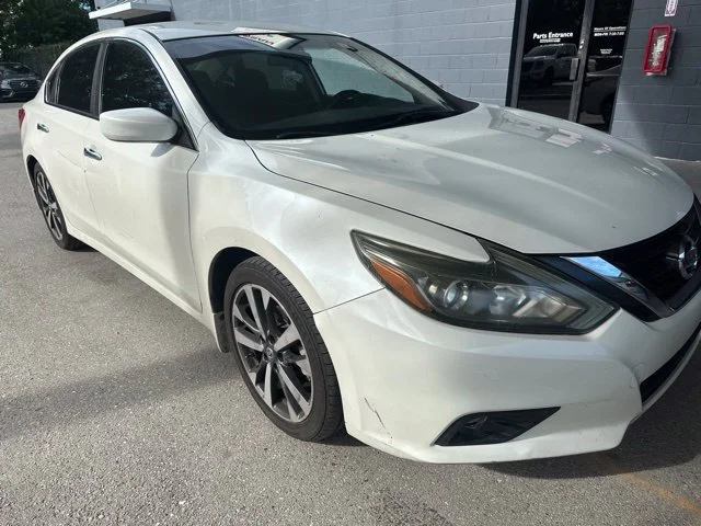 Used 2016 White Nissan 2.5 SR image 4