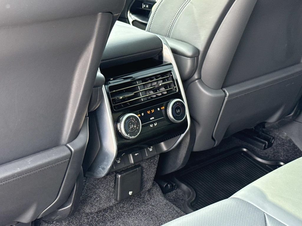 Used 2024 White Land Rover SE image 17