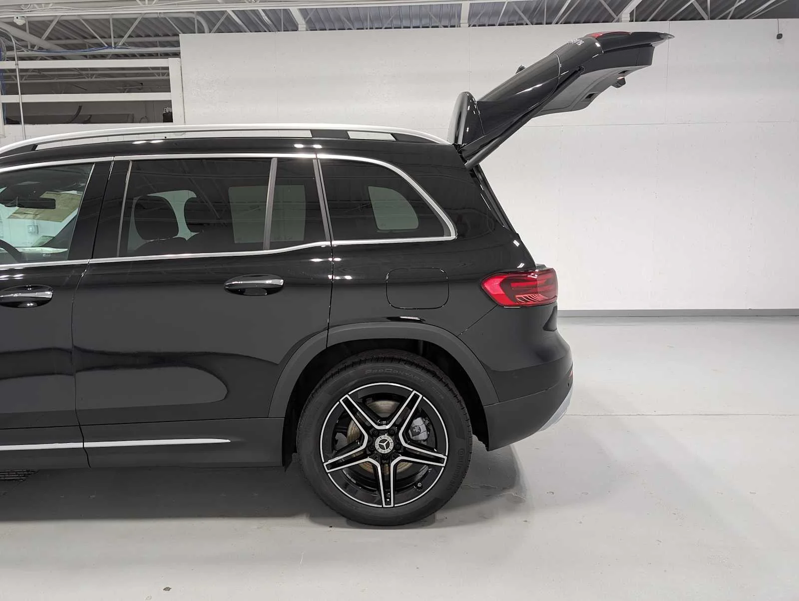 Used 2026 Night Black Mercedes-Benz GLB 250 image 9