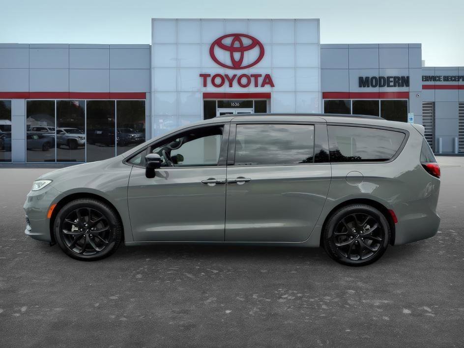 Used 2025 Ceramic Gray Clearcoat Chrysler Limited image 3