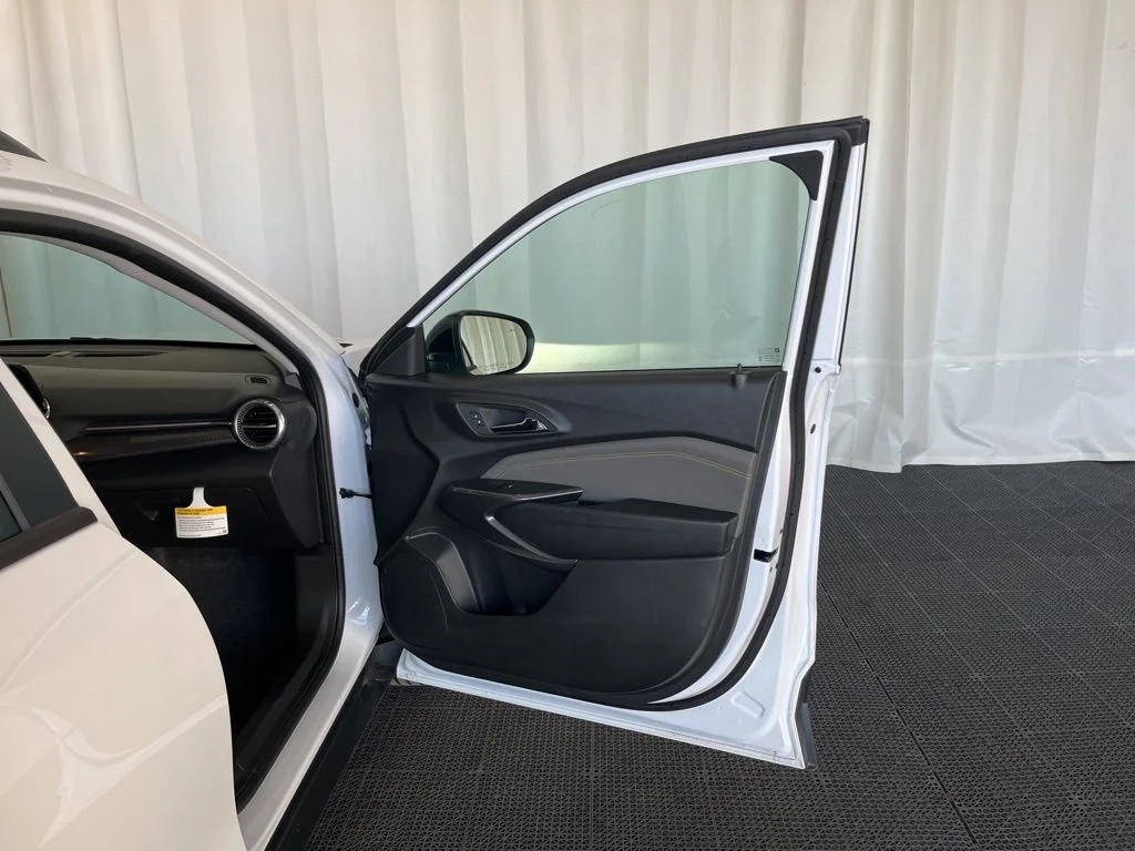 New 2025 Summit White Chevrolet ACTIV image 18
