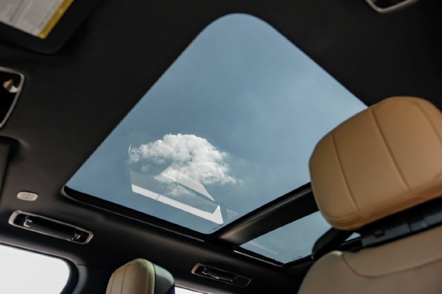 New 2027 Fuji White Land Rover Dynamic SE image 5