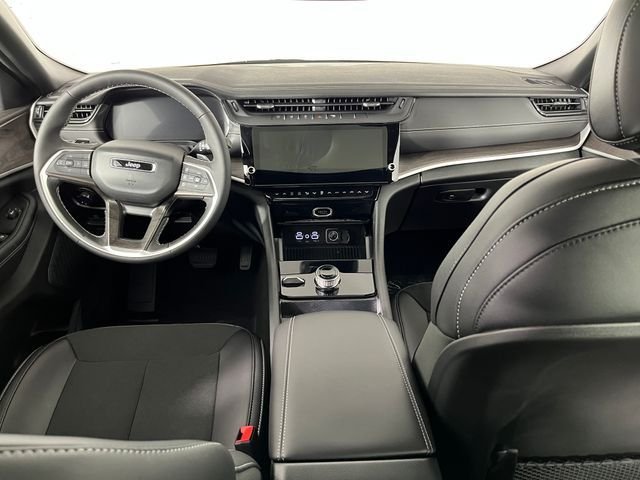 New 2026 Bright White Clear-Coat Exterior Paint Jeep Laredo Altitude image 9