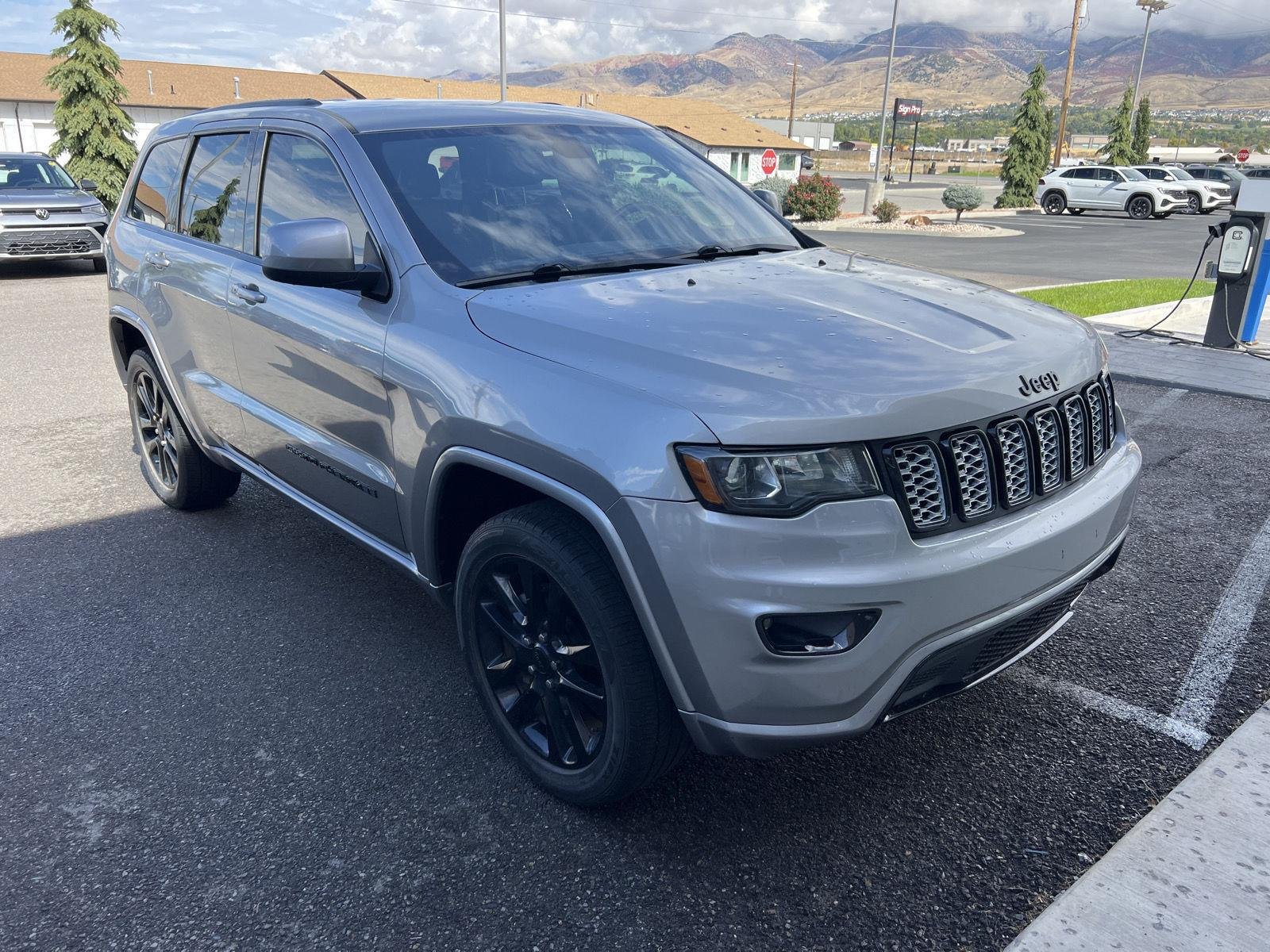Used 2017 Billet Silver Metallic Clearcoat Jeep Altitude image 2