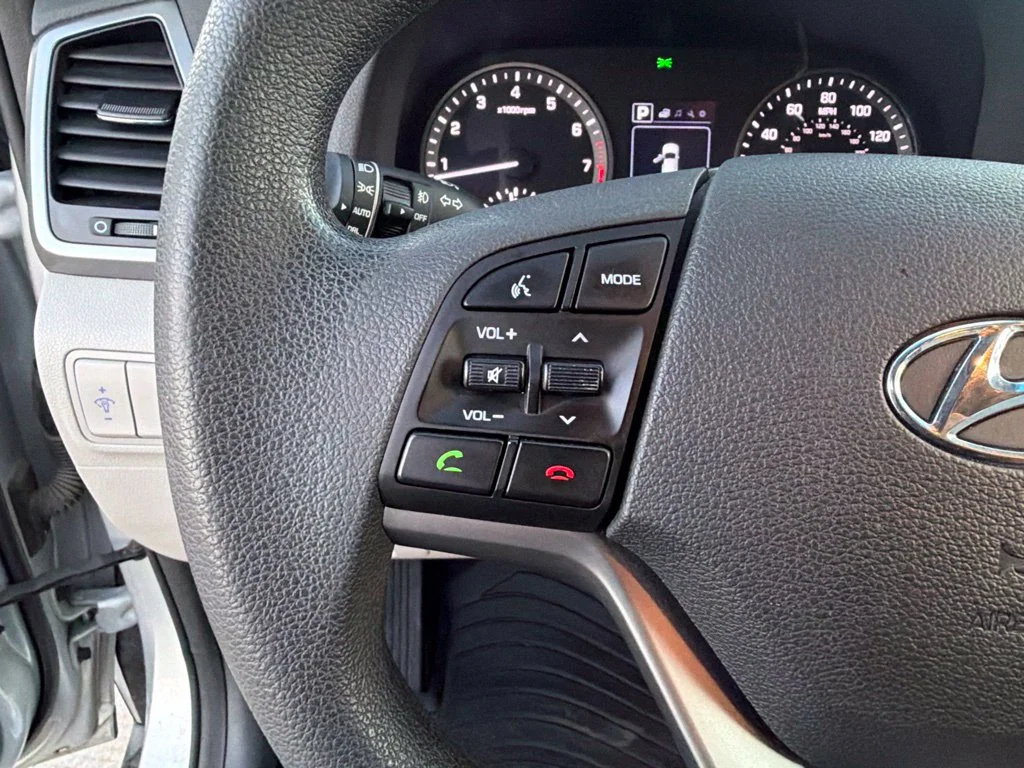 Used 2018 Silver Hyundai SEL image 9