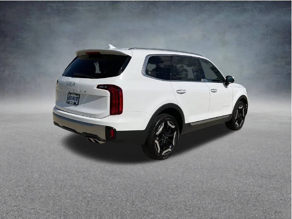 Used 2025 White Kia S image 7