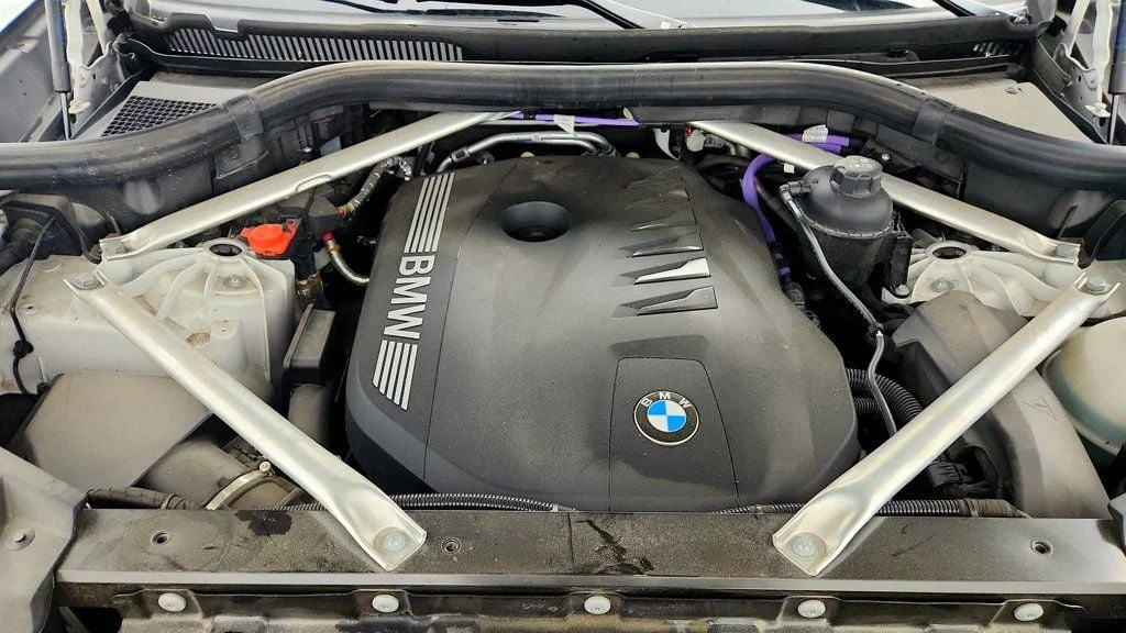 Used 2025 Mineral White Metallic BMW xDrive40i SAC w/ Climate Comfort, Premium & M Sport Pro. Pkgs image 27