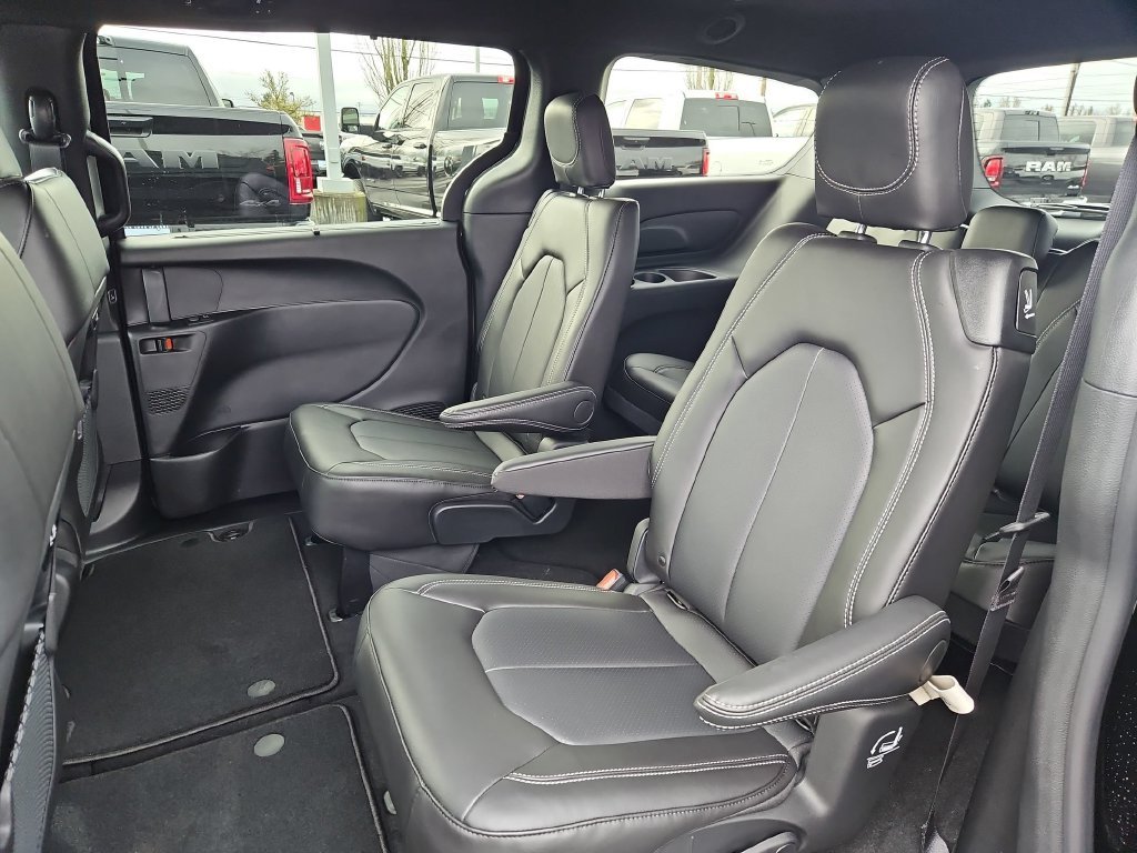 New 2026 Diamond Black Crystal Pearl-Coat Exterior Paint Chrysler Select image 23
