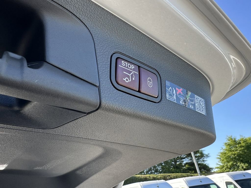 New 2026 MANUFAKTUR Moonlight White Metallic Mercedes-Benz GLS 450 image 24