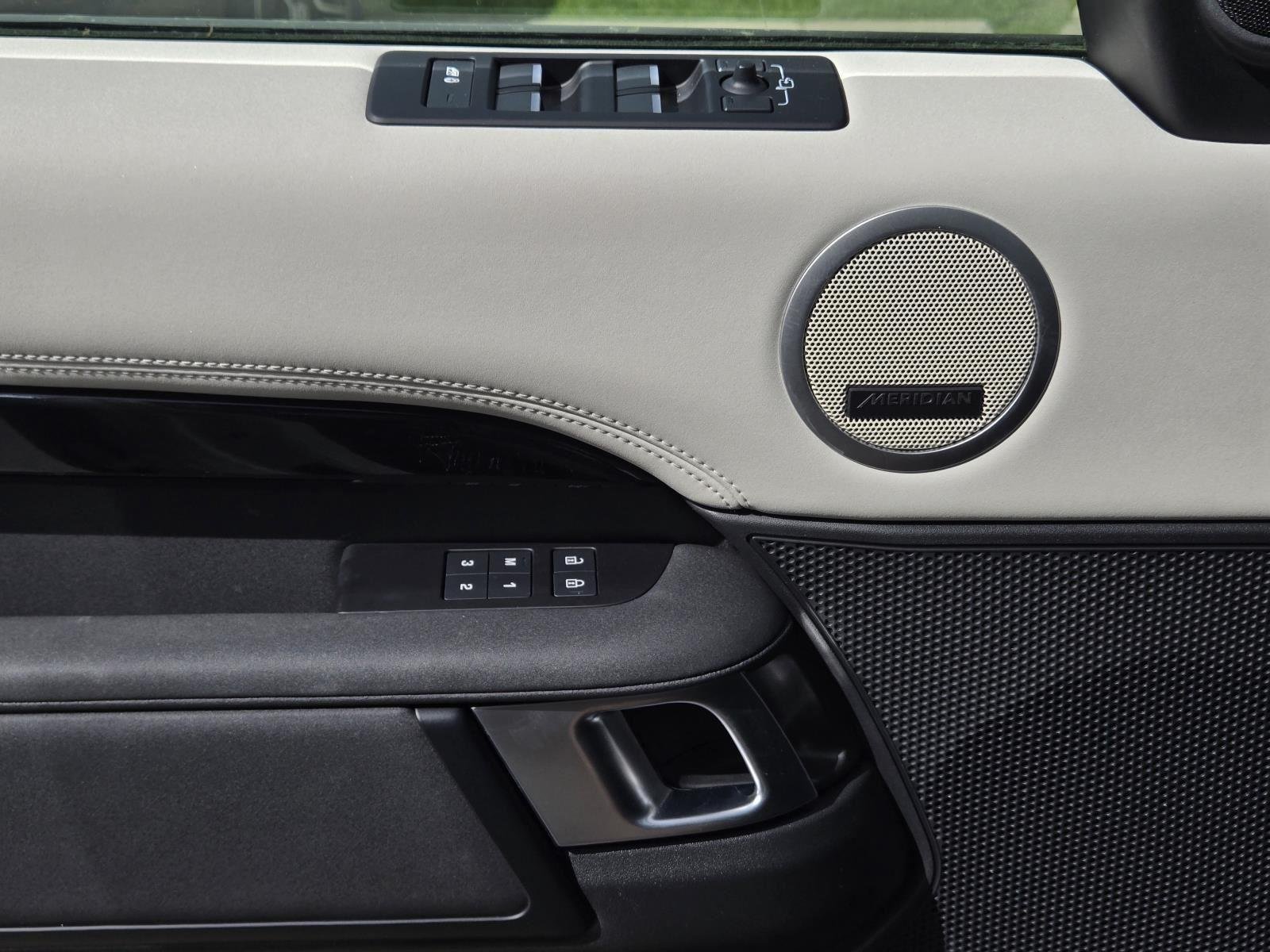 Used 2025 Fuji White Land Rover S image 23