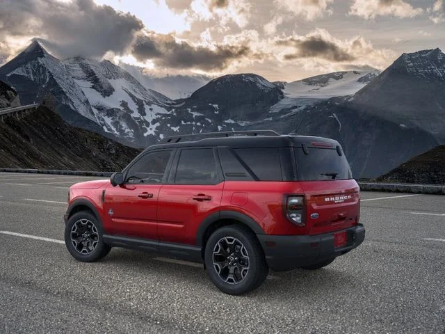 New 2025 Ruby Red Metallic Ford Outer Banks image 4