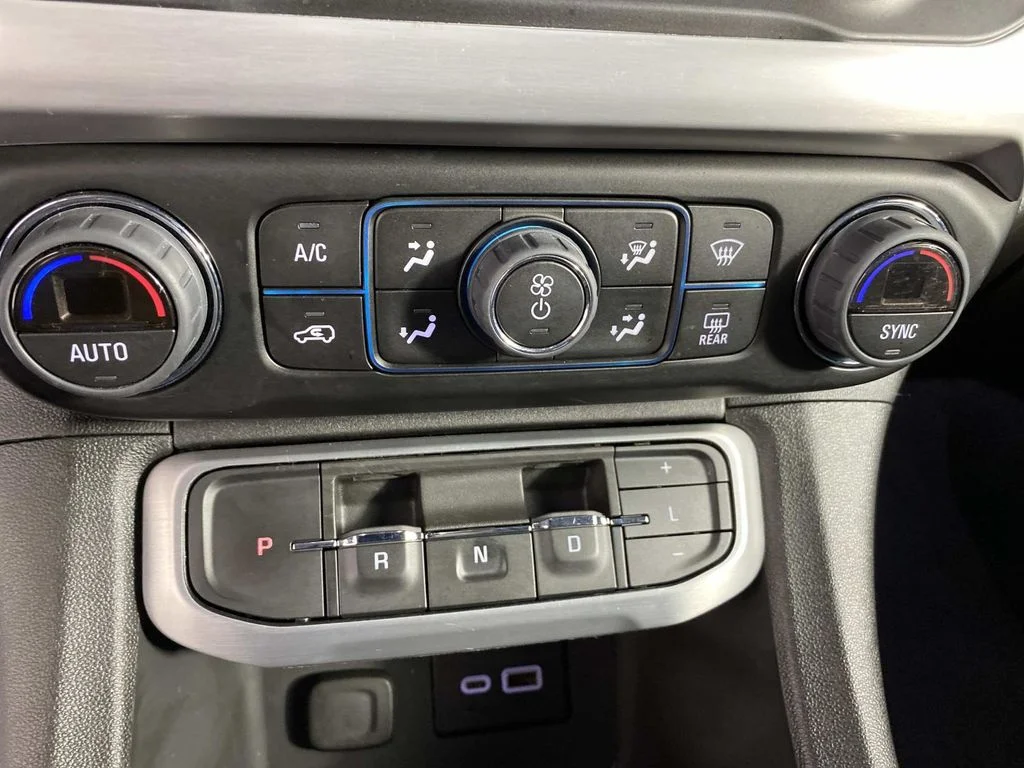 Used 2023 White GMC SLE image 23