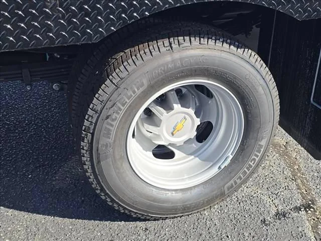 New 2026 Summit White Chevrolet Work Truck image 30