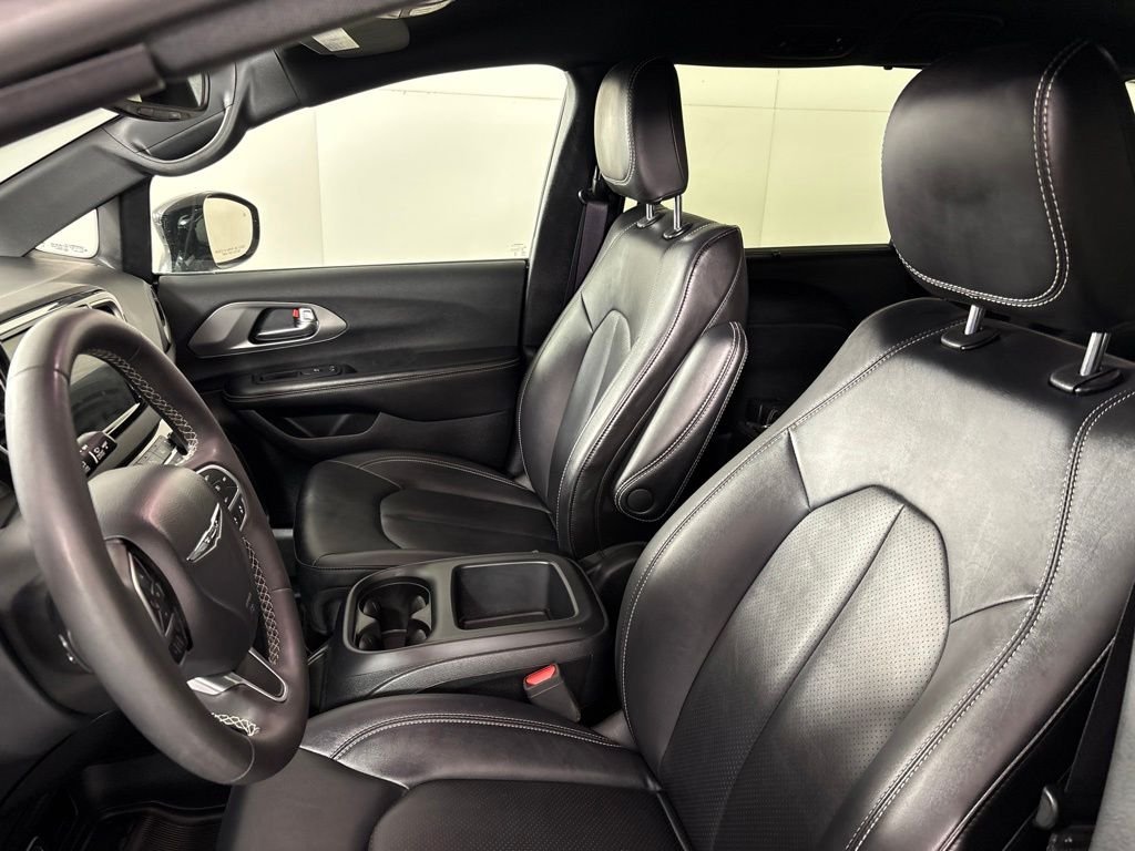 Used 2025 Black Chrysler Select image 29
