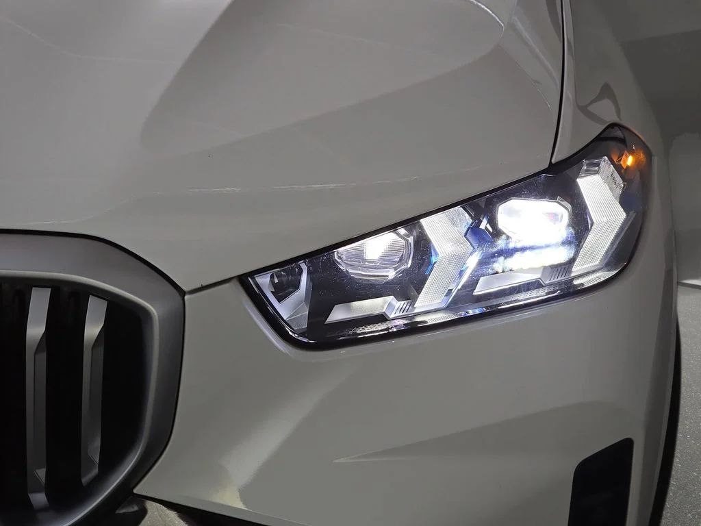 Used 2024 Alpine White BMW xDrive40i image 33