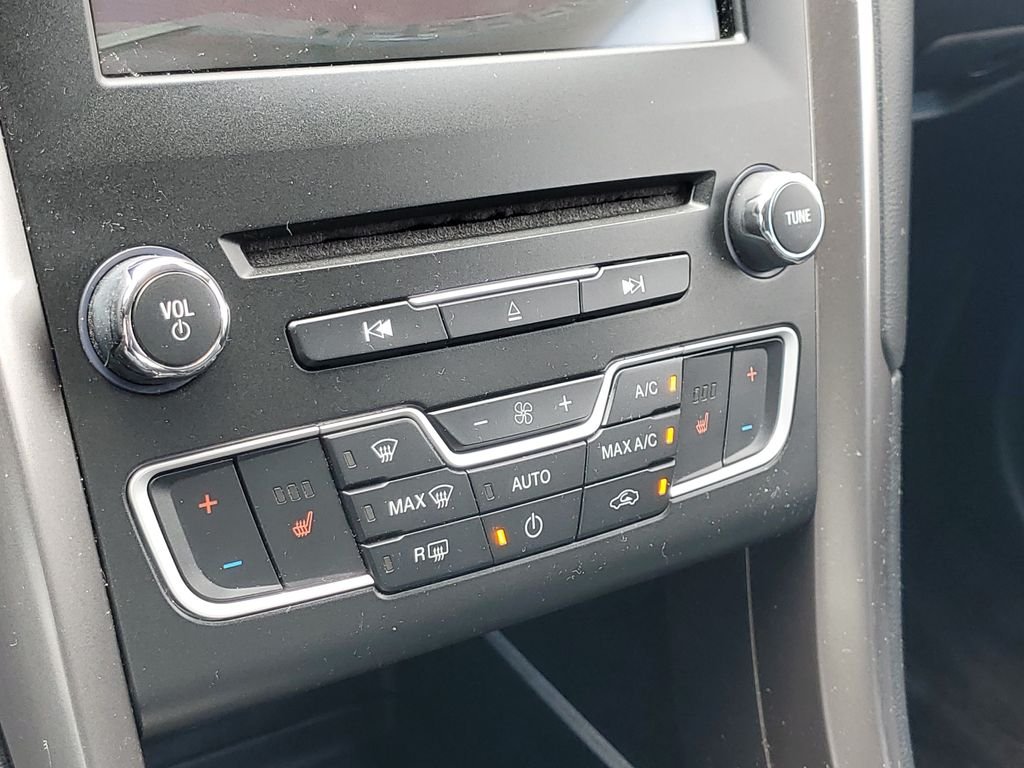 Used 2017 Red Ford SE image 28