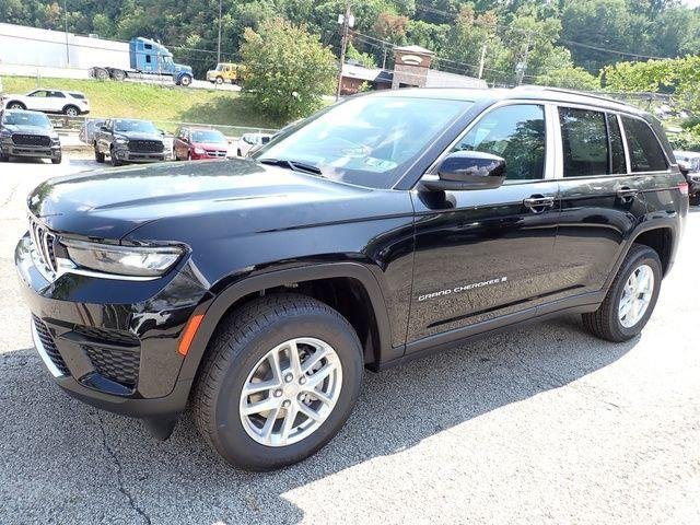 New 2026 Diamond Black Crystal Pearl-Coat Exterior Paint Jeep Laredo image 2
