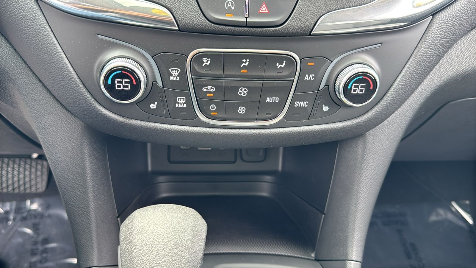 Used 2022 White Chevrolet LT image 29