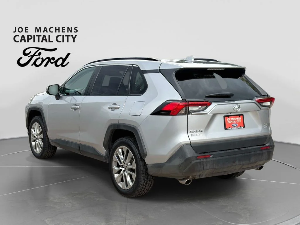 Used 2022 Silver Toyota XLE Premium image 7