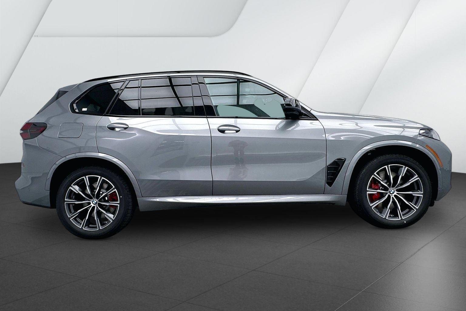 New 2026 Skyscraper Grey Metallic BMW M60i image 5